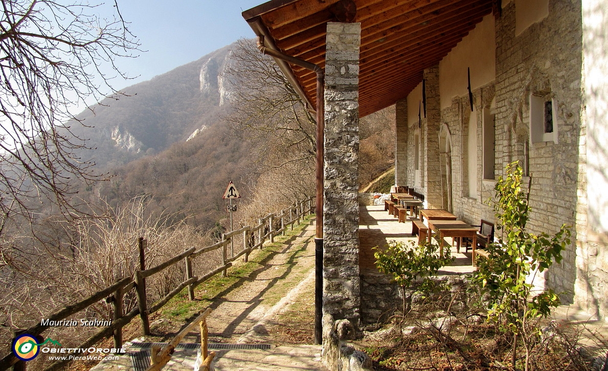 31 Il panoramico porticato della chiesa...JPG